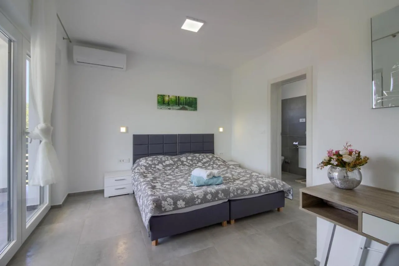 PUY Luxury Modern Villa With Pool Near The Beach And Town Center, Extra Pool Heating Available 0*, פולה
