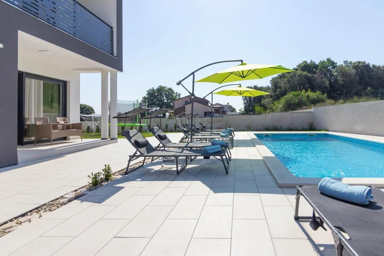 Luxury Modern Villa With Pool Near The Beach And Town Center, Extra Pool Heating Available Pula