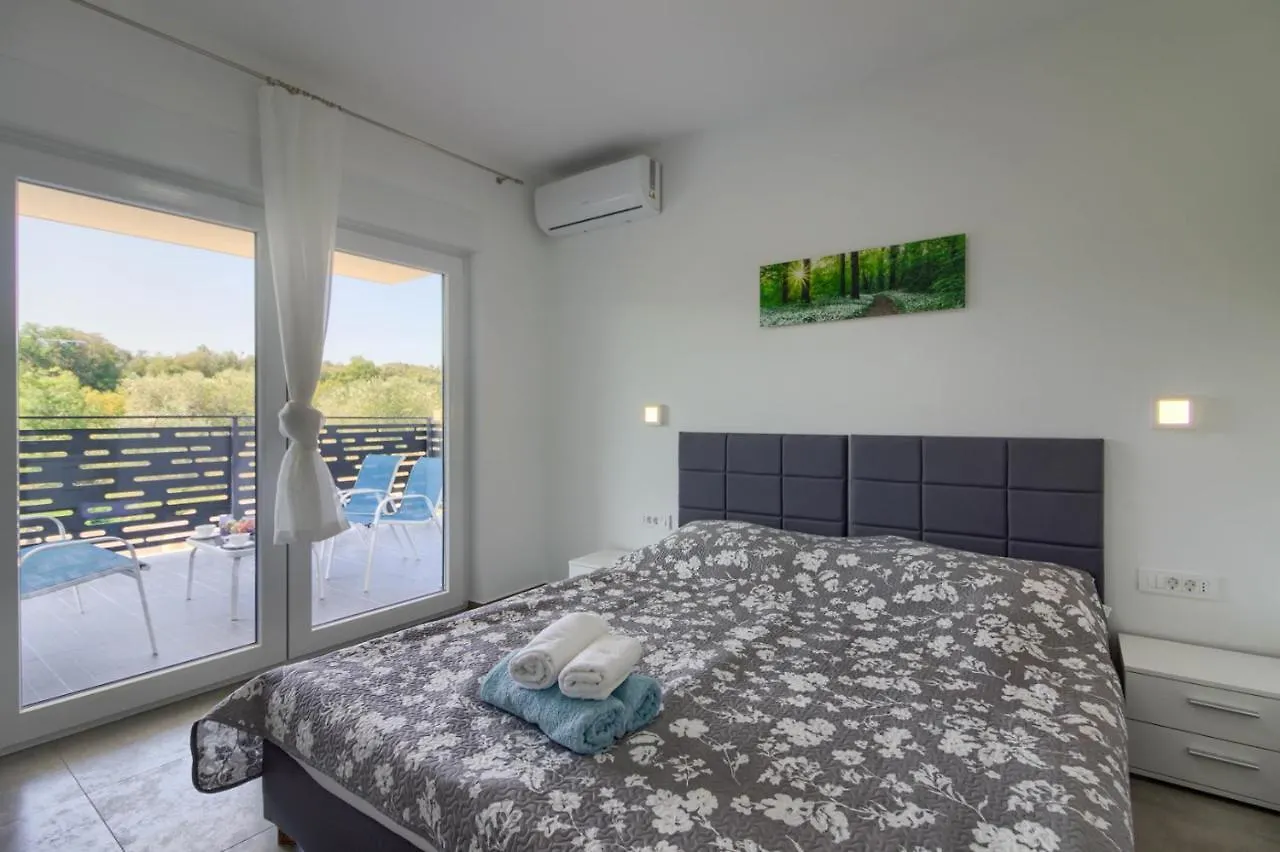 PUY Luxury Modern Villa With Pool Near The Beach And Town Center, Extra Pool Heating Available פולה