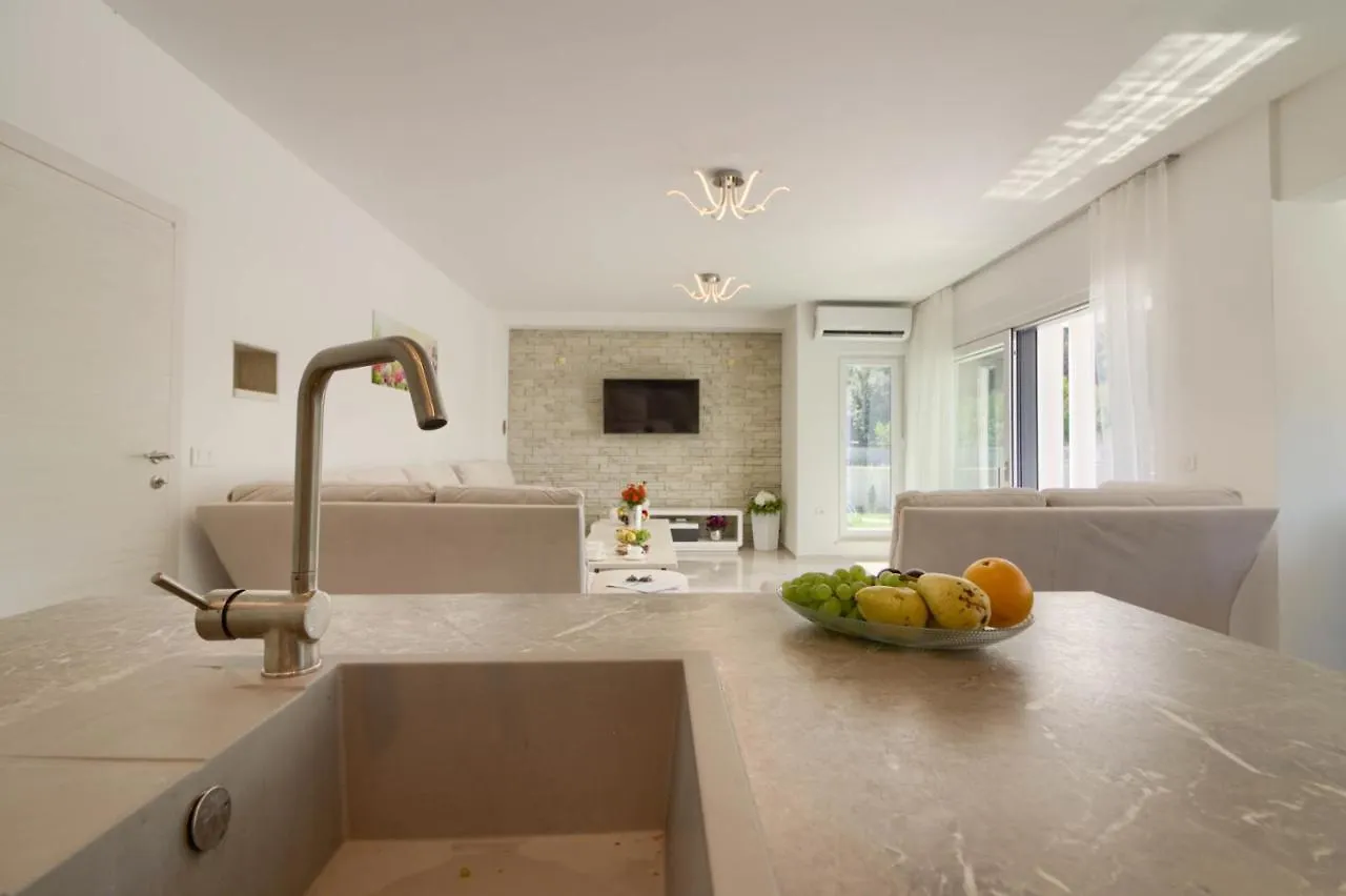 Luxury Modern Villa With Pool Near The Beach And Town Center, Extra Pool Heating Available Pula