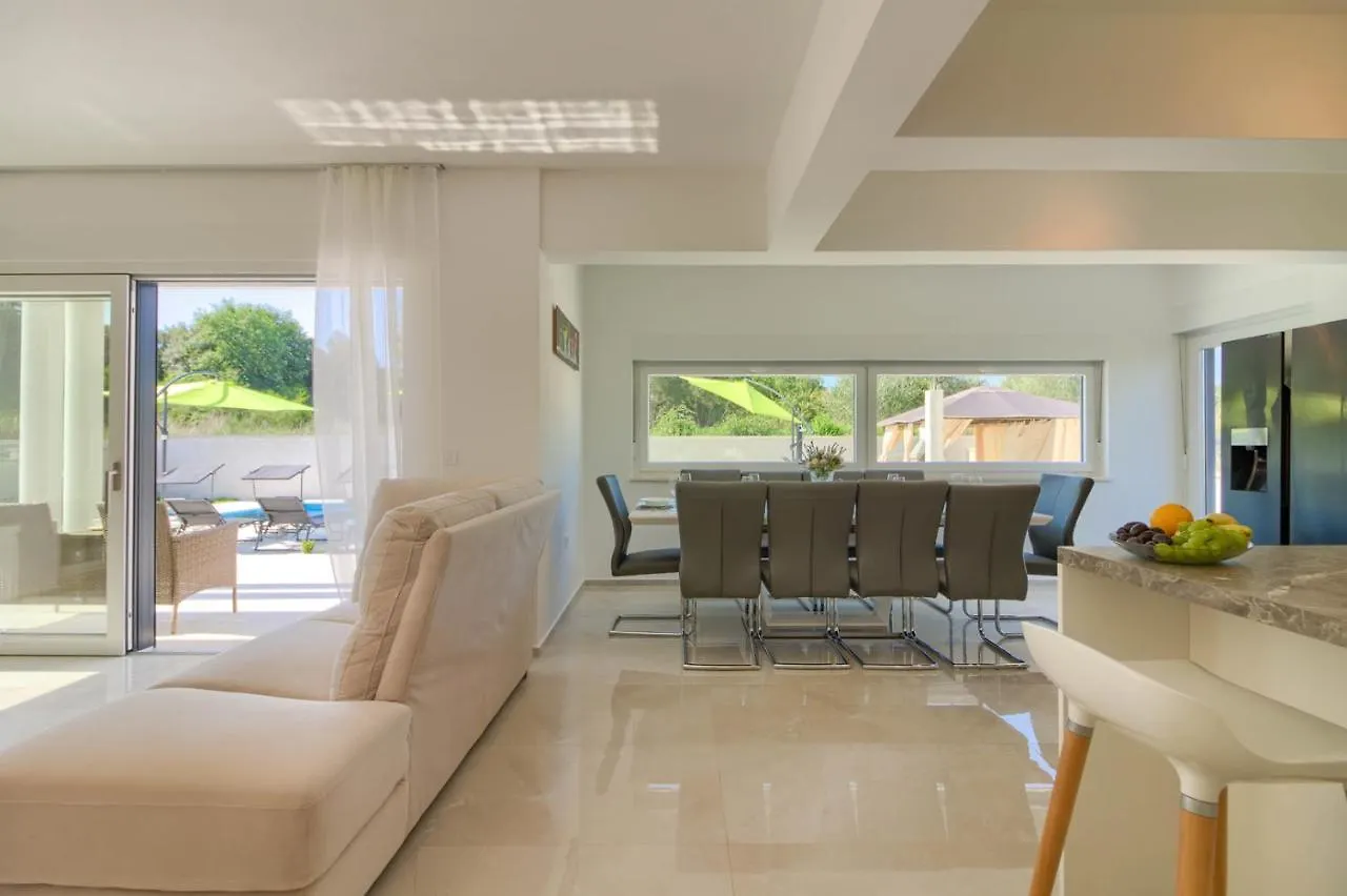 PUY Luxury Modern Villa With Pool Near The Beach And Town Center, Extra Pool Heating Available 0*, פולה קרואטיה