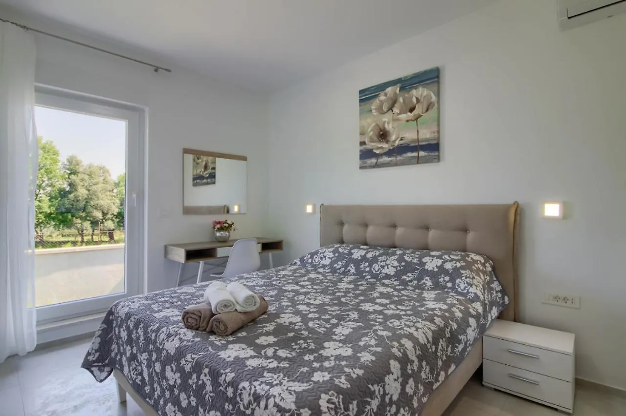 Luxury Modern Villa With Pool Near The Beach And Town Center, Extra Pool Heating Available Pula