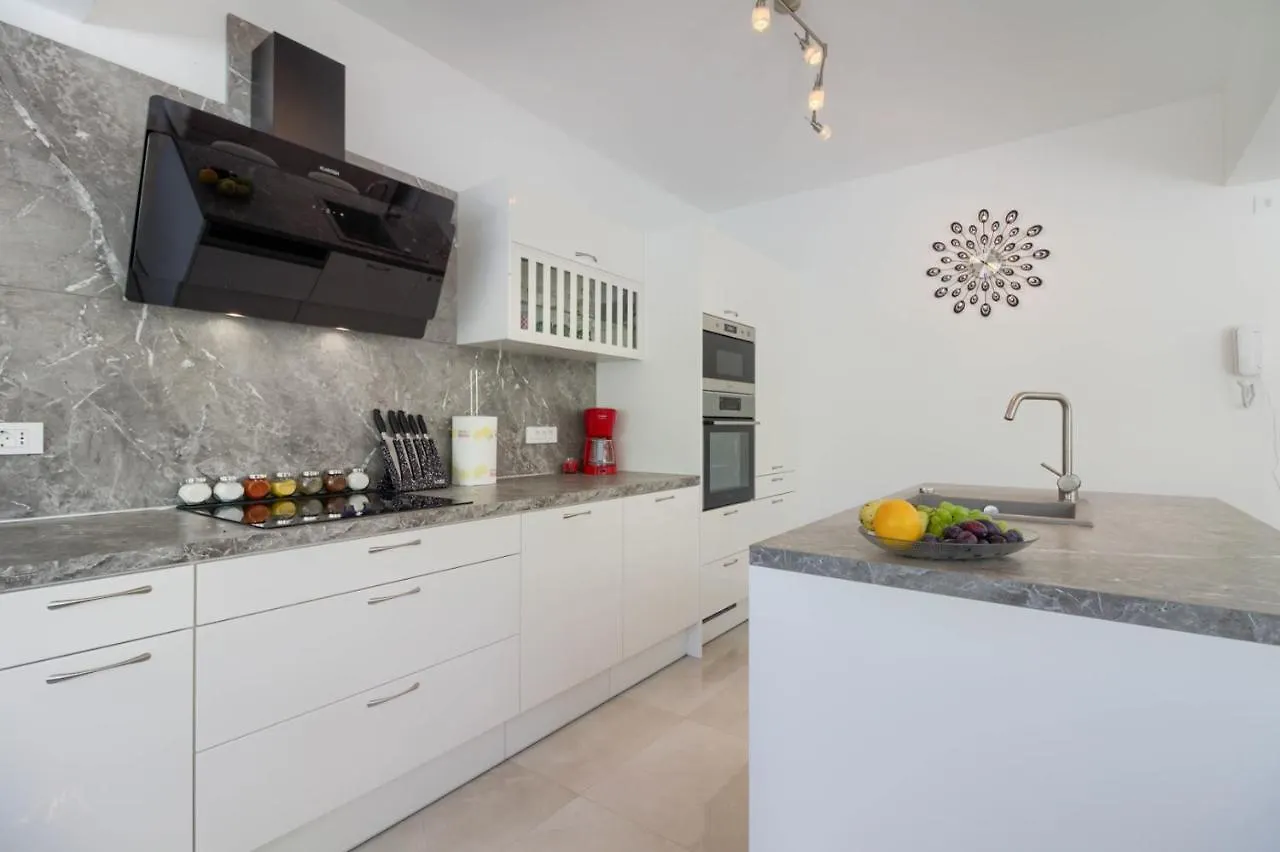PUY Luxury Modern Villa With Pool Near The Beach And Town Center, Extra Pool Heating Available פולה