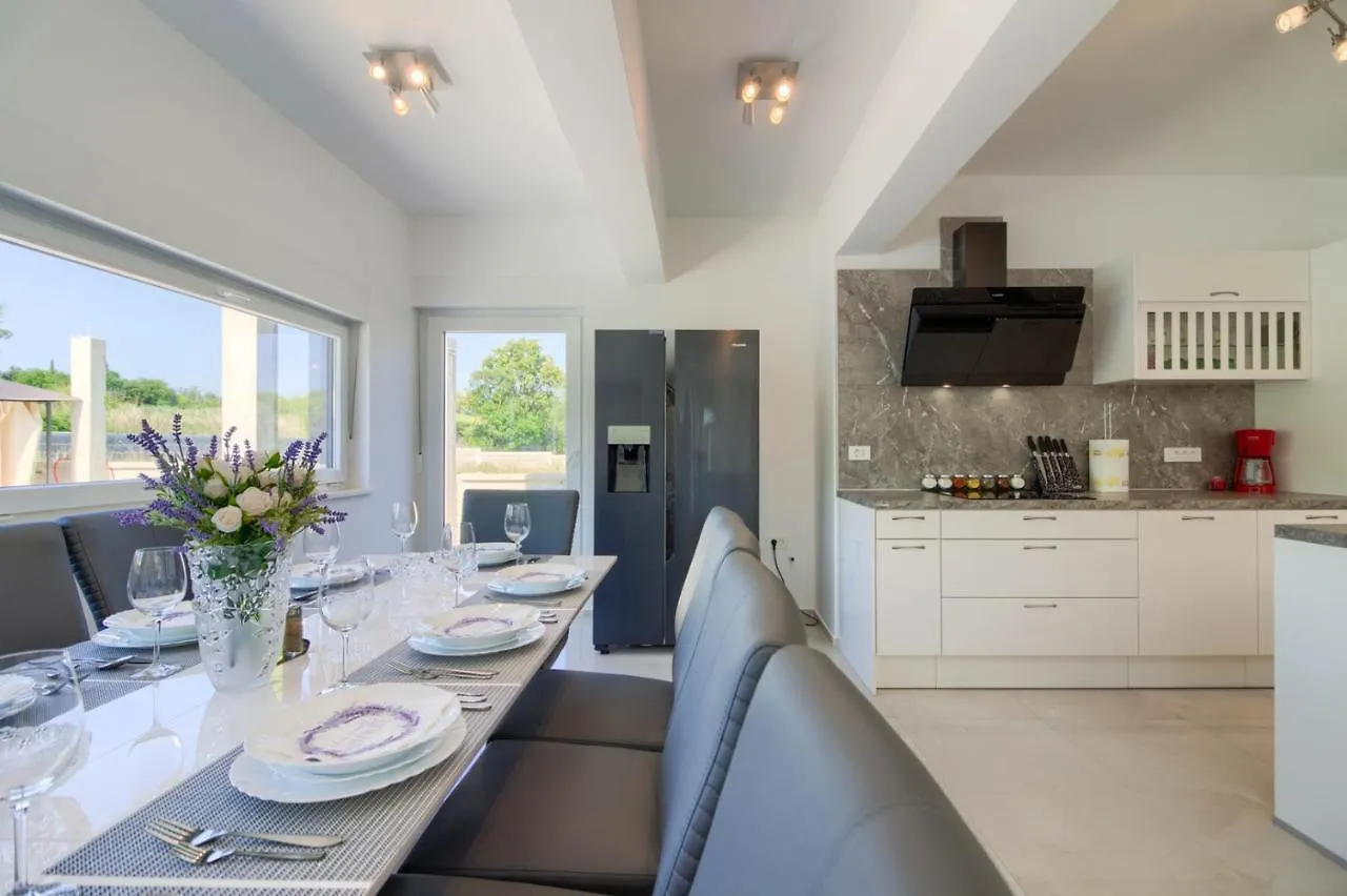 Luxury Modern Villa With Pool Near The Beach And Town Center, Extra Pool Heating Available Pula