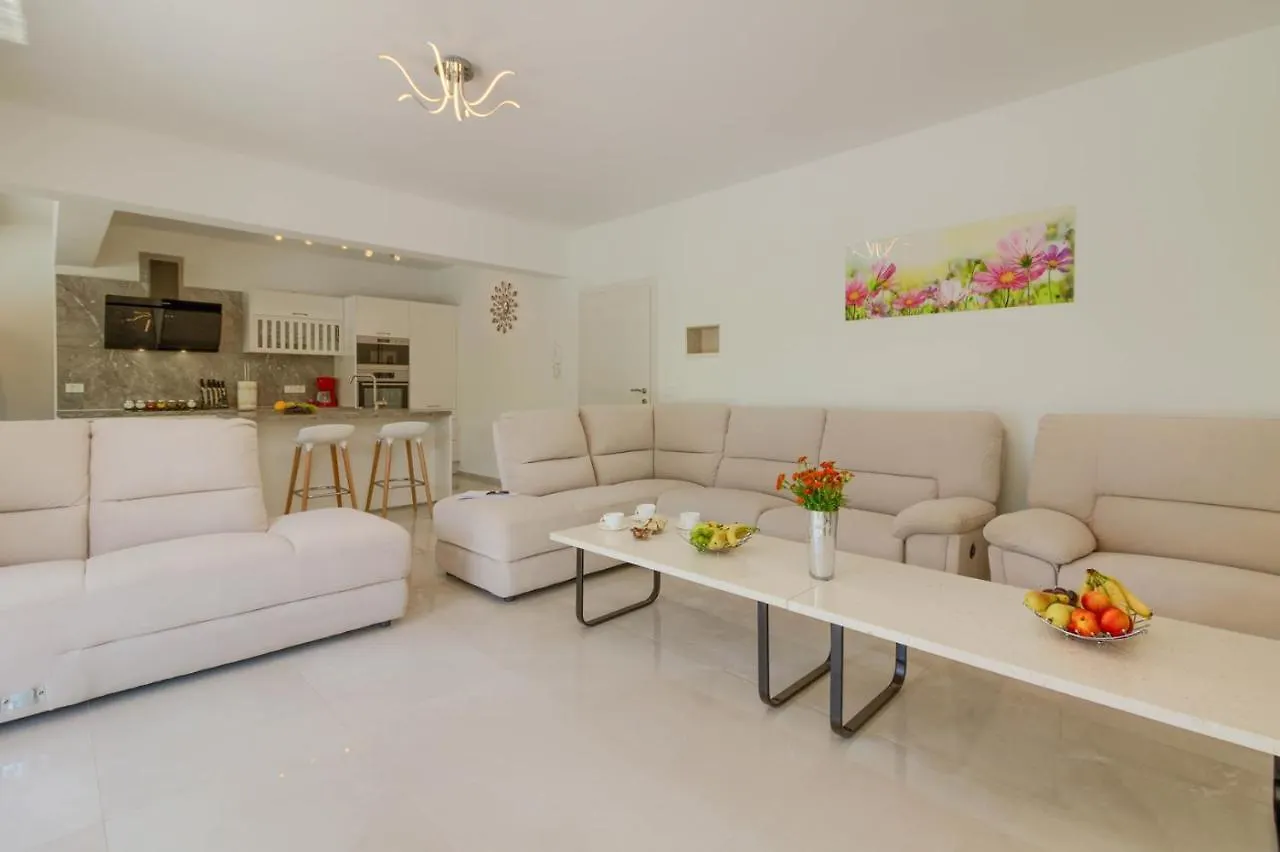 Luxury Modern Villa With Pool Near The Beach And Town Center, Extra Pool Heating Available Pula