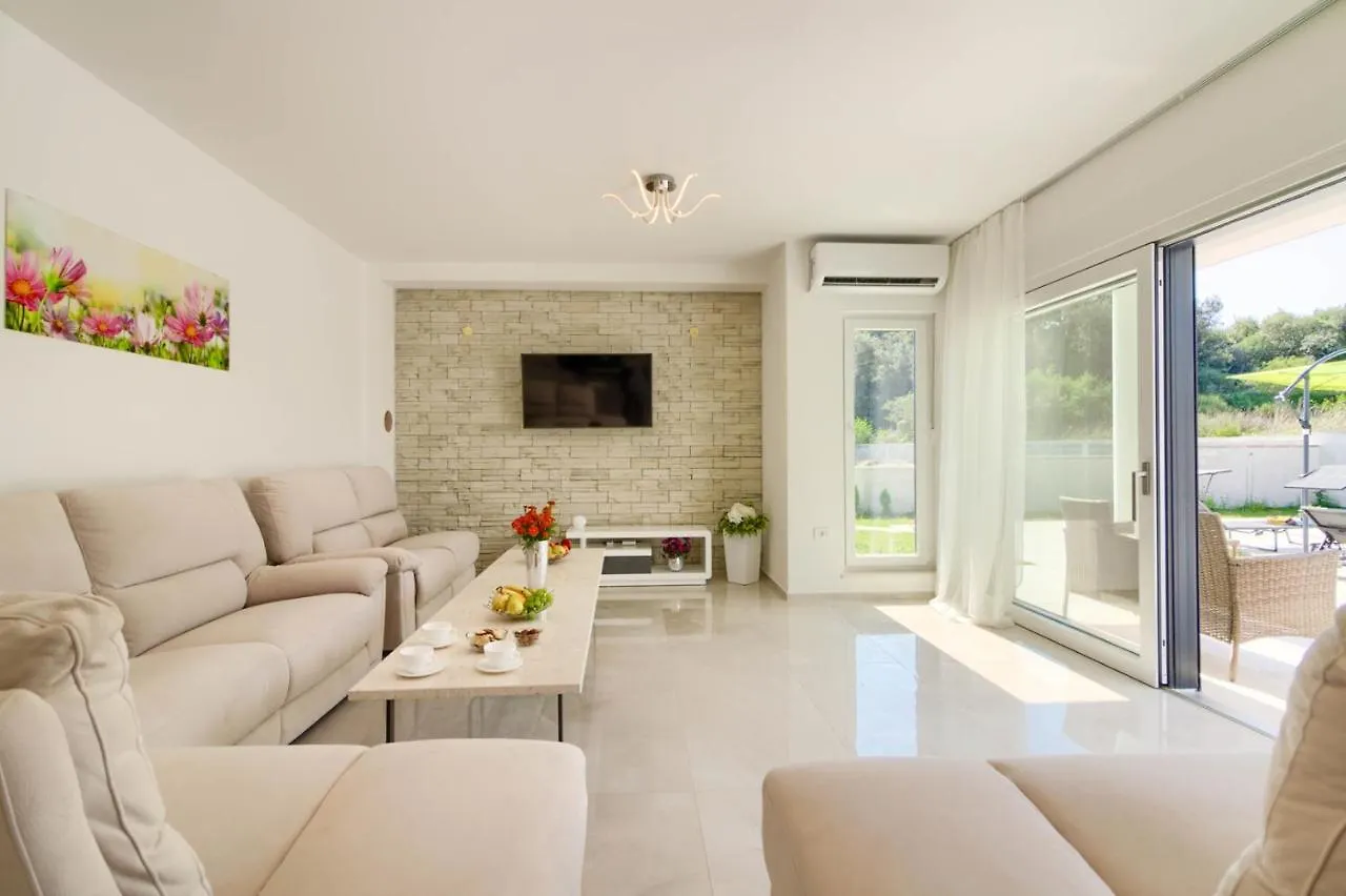 Luxury Modern Villa With Pool Near The Beach And Town Center, Extra Pool Heating Available Pula Kroatien