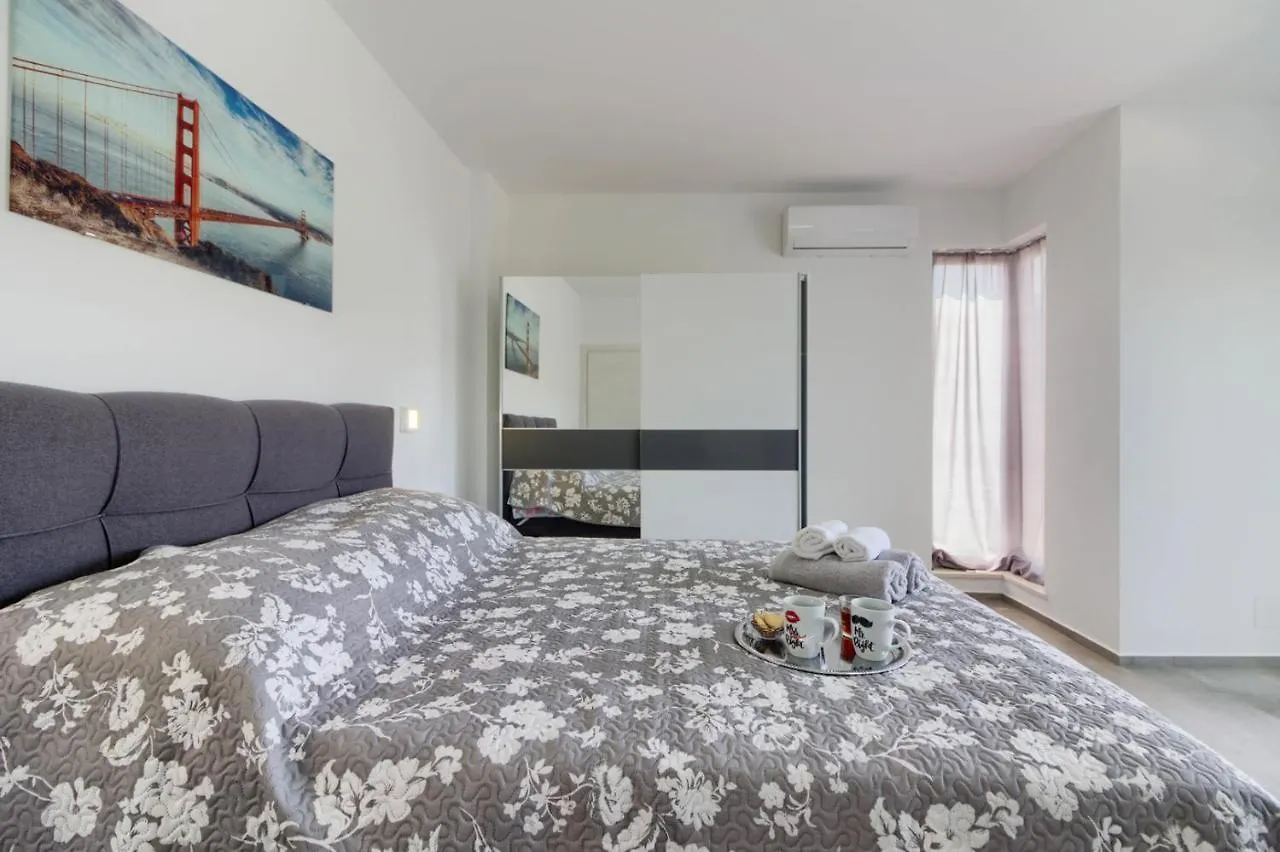 PUY Luxury Modern Villa With Pool Near The Beach And Town Center, Extra Pool Heating Available קרואטיה