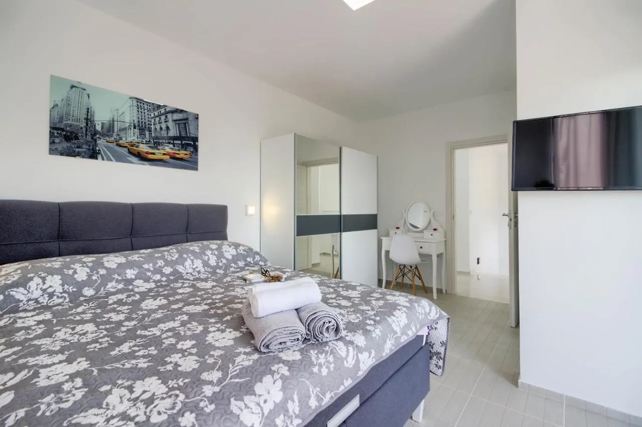 Luxury Modern Villa With Pool Near The Beach And Town Center, Extra Pool Heating Available Pula 0*,  Kroatien