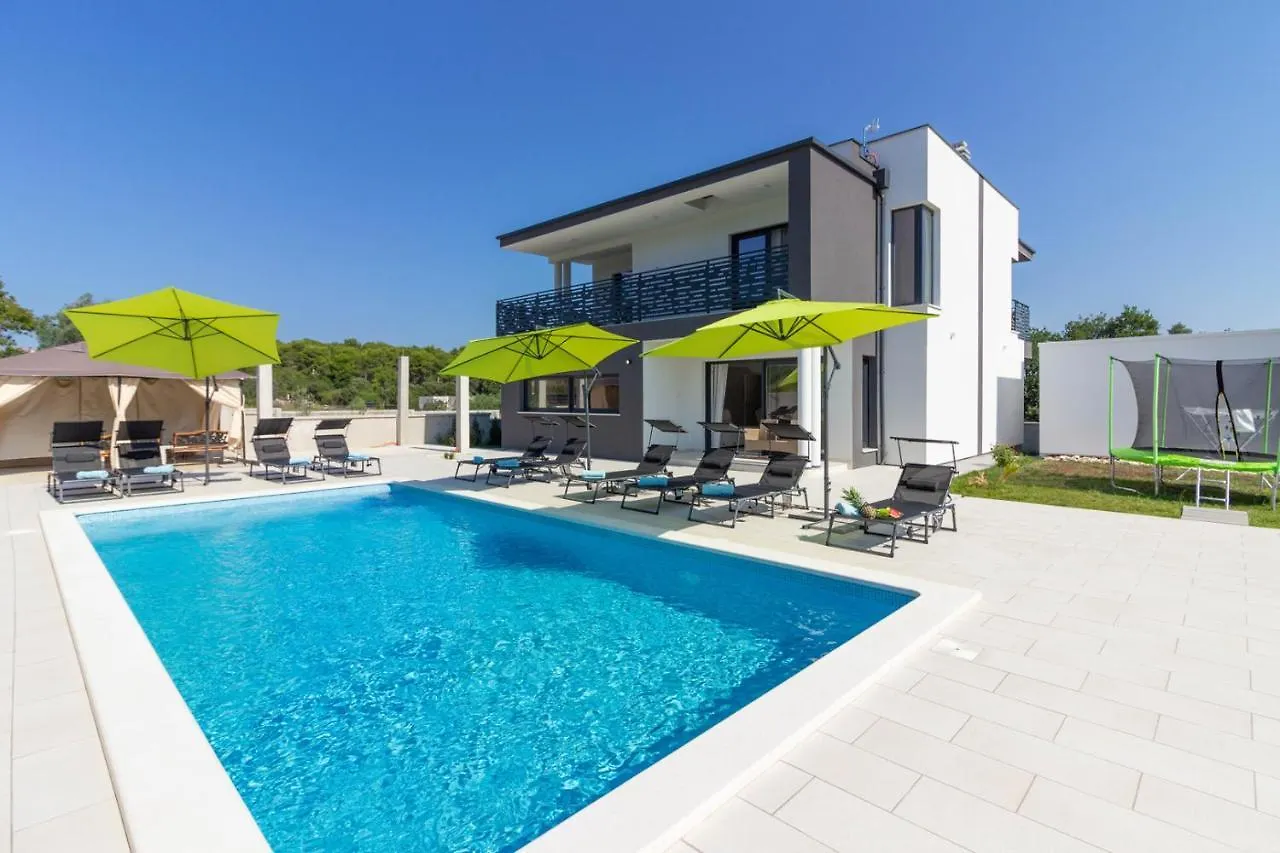 PUY Luxury Modern Villa With Pool Near The Beach And Town Center, Extra Pool Heating Available פולה
