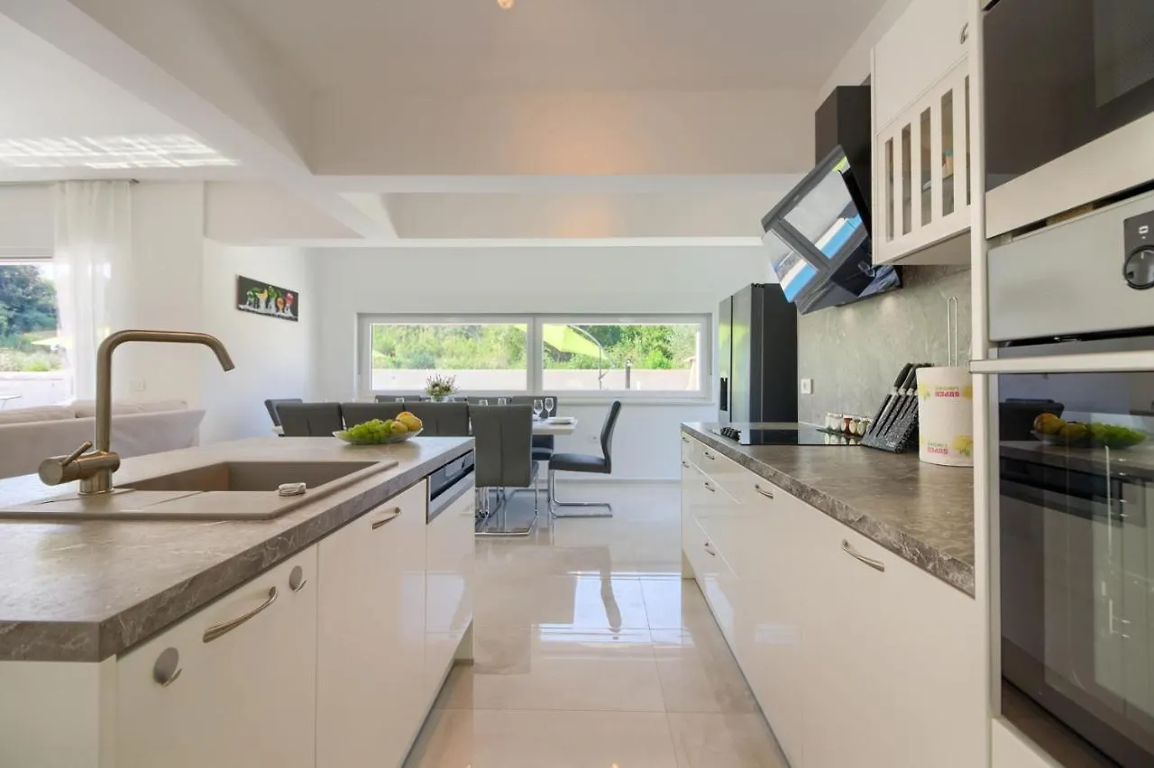 Luxury Modern Villa With Pool Near The Beach And Town Center, Extra Pool Heating Available Pula