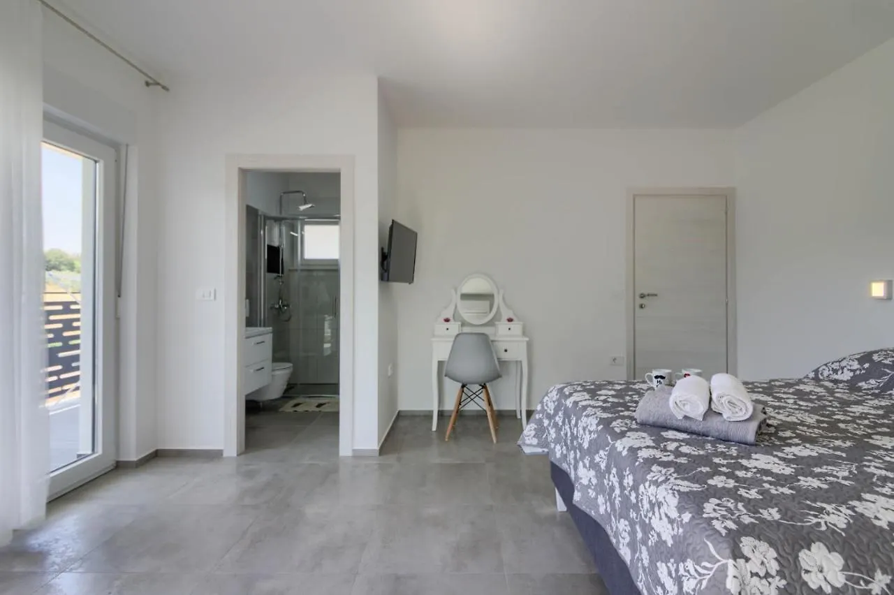 PUY Luxury Modern Villa With Pool Near The Beach And Town Center, Extra Pool Heating Available קרואטיה