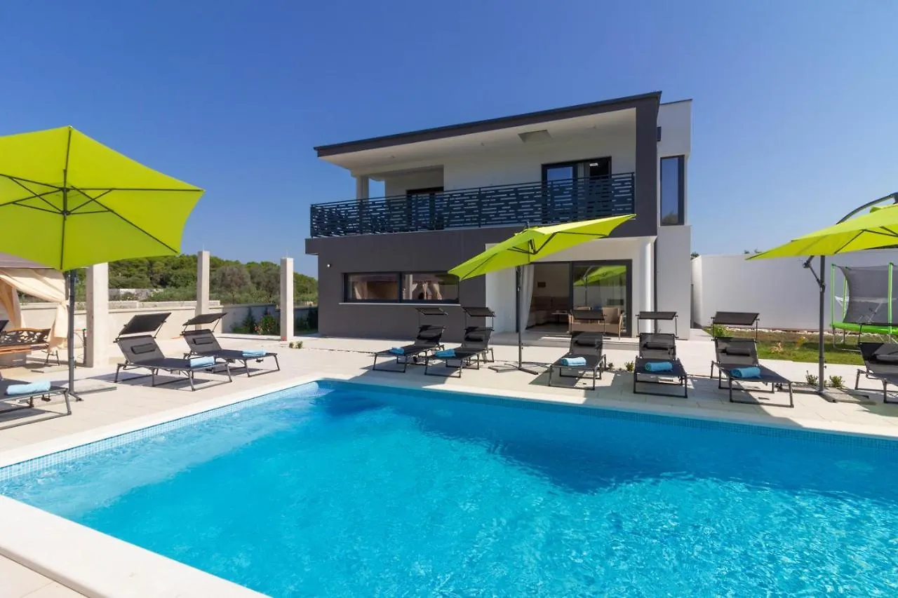 Luxury Modern Villa With Pool Near The Beach And Town Center, Extra Pool Heating Available Pula