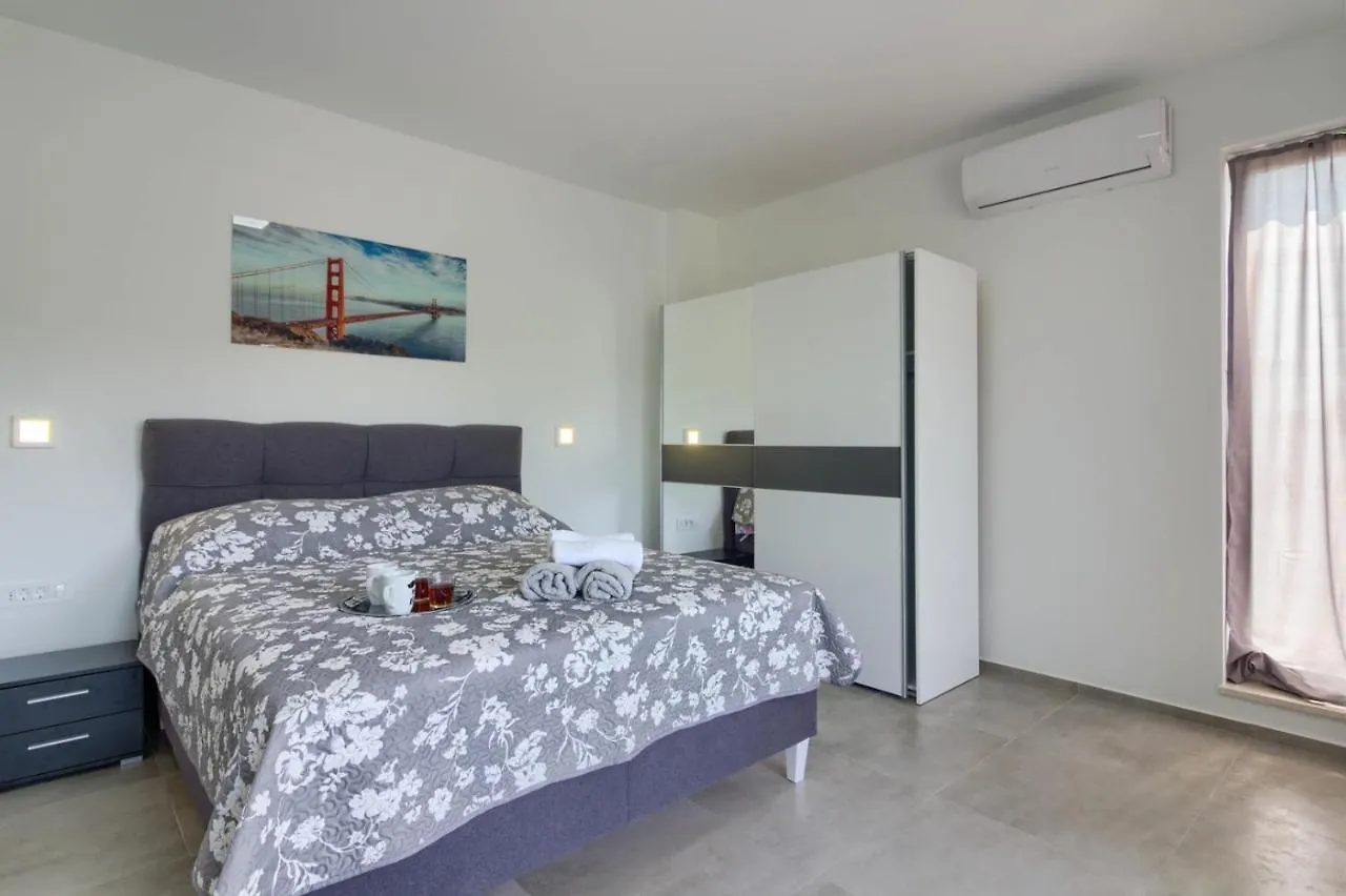 Luxury Modern Villa With Pool Near The Beach And Town Center, Extra Pool Heating Available Pula
