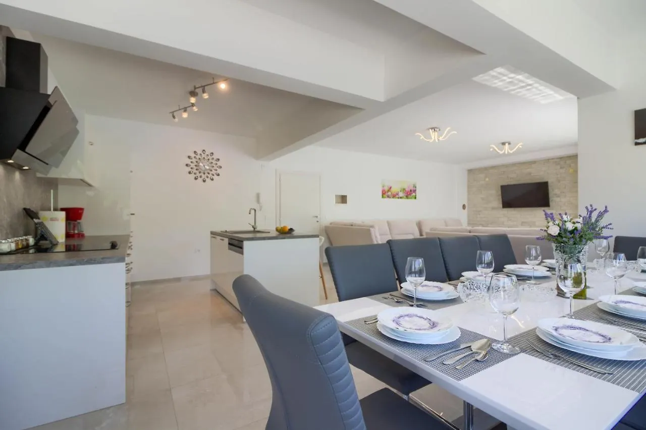 PUY Luxury Modern Villa With Pool Near The Beach And Town Center, Extra Pool Heating Available קרואטיה