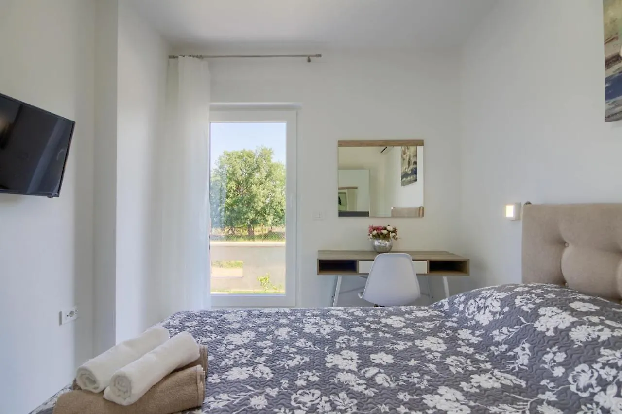 PUY Luxury Modern Villa With Pool Near The Beach And Town Center, Extra Pool Heating Available 0*, פולה קרואטיה