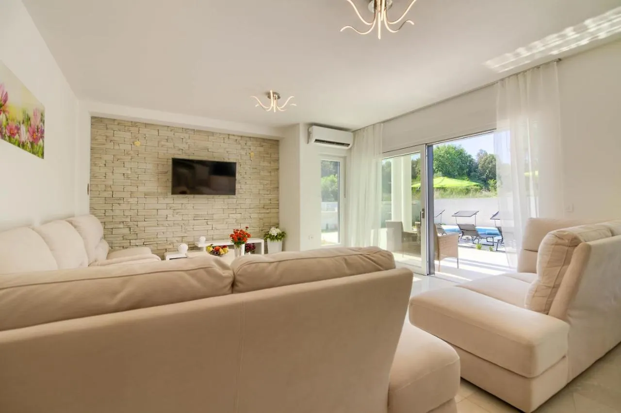 Luxury Modern Villa With Pool Near The Beach And Town Center, Extra Pool Heating Available Pula