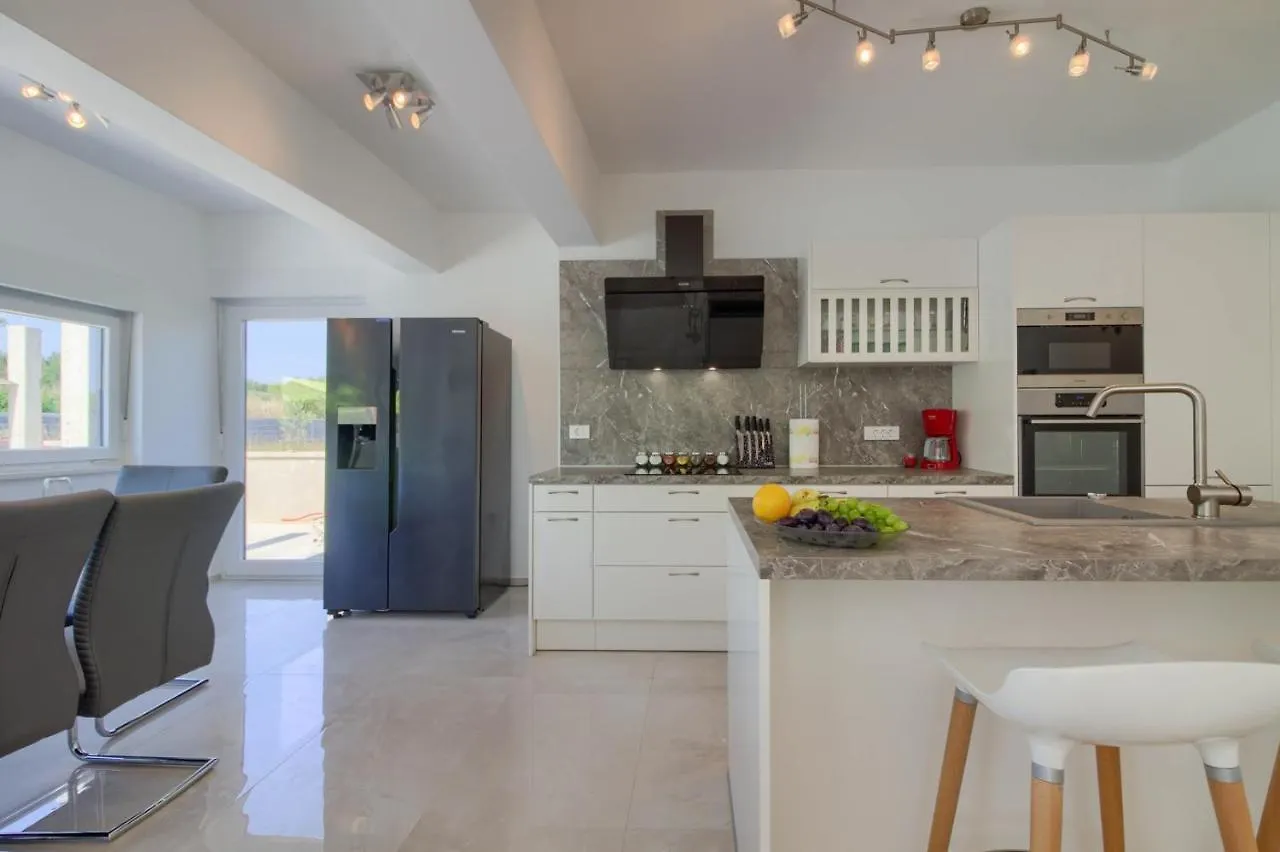 Luxury Modern Villa With Pool Near The Beach And Town Center, Extra Pool Heating Available Pula