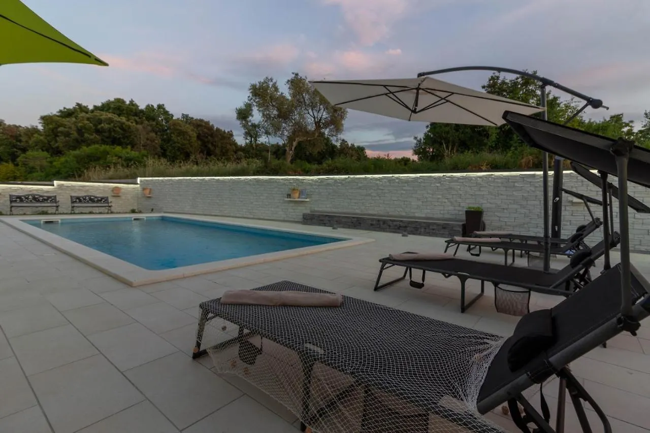 Luxury Modern Villa With Pool Near The Beach And Town Center, Extra Pool Heating Available Pula