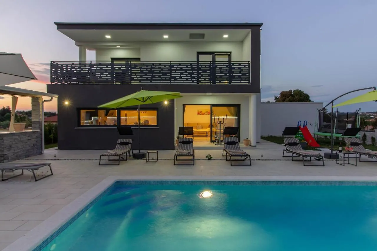 PUY Luxury Modern Villa With Pool Near The Beach And Town Center, Extra Pool Heating Available קרואטיה