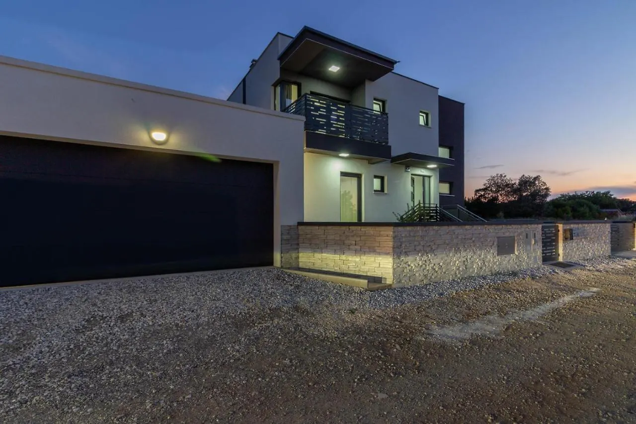 Luxury Modern Villa With Pool Near The Beach And Town Center, Extra Pool Heating Available Pula