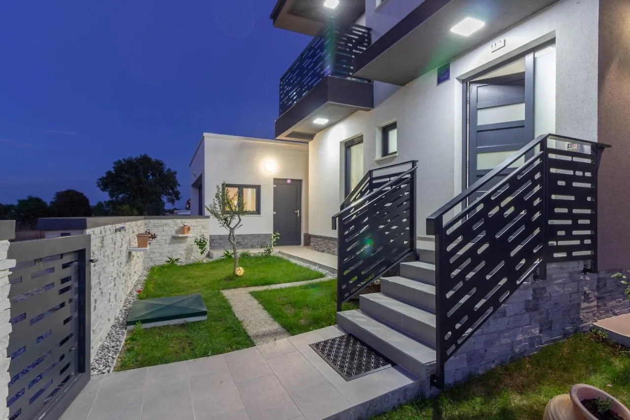 PUY Luxury Modern Villa With Pool Near The Beach And Town Center, Extra Pool Heating Available קרואטיה