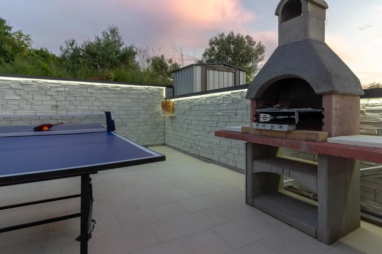 Luxury Modern Villa With Pool Near The Beach And Town Center, Extra Pool Heating Available Pula