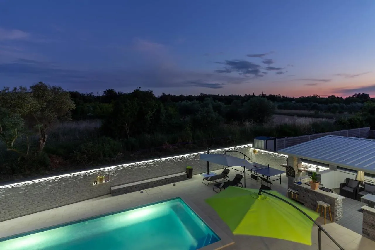 Luxury Modern Villa With Pool Near The Beach And Town Center, Extra Pool Heating Available Pula