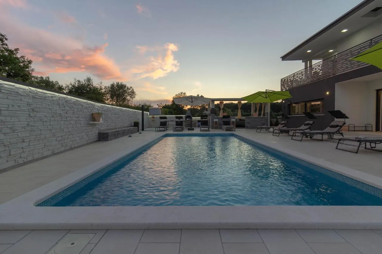 PUY Luxury Modern Villa With Pool Near The Beach And Town Center, Extra Pool Heating Available 0*, פולה
